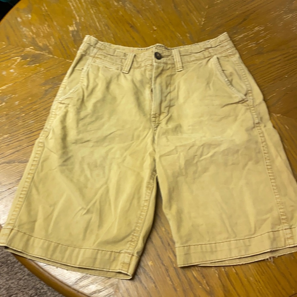 Men’s American Eagle Below Knee Khaki Shorts. 28